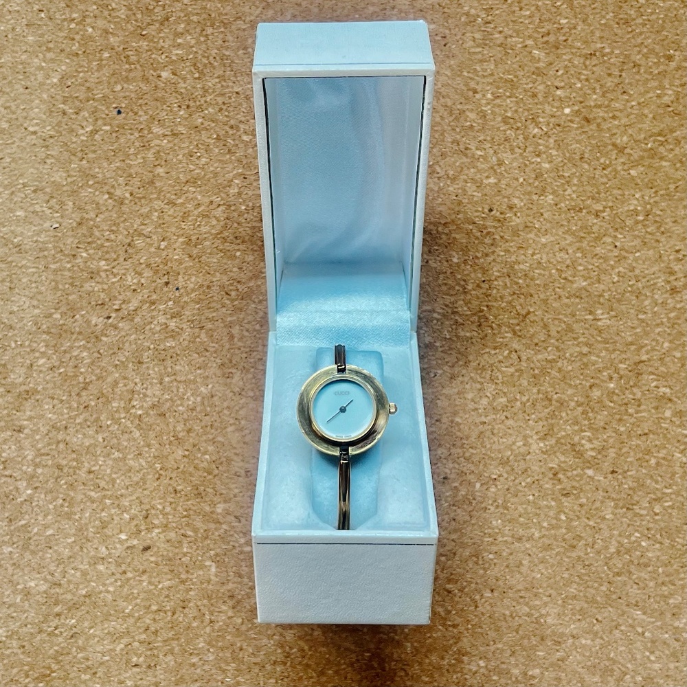 Vintage Gucci Women’s Bangle Watch with Interchangeable Blue Bezel – Swiss Made